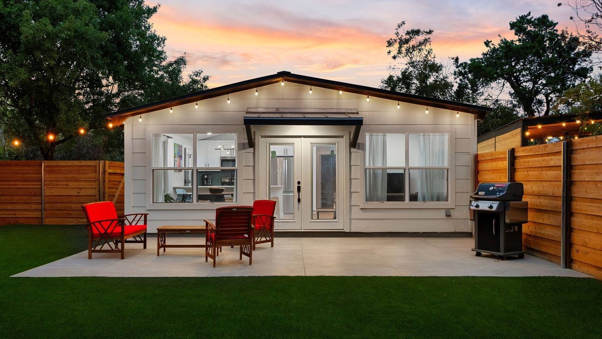 Flournoy Acres House | La Mariposa ~ Small Luxury Home w/Big Backyard