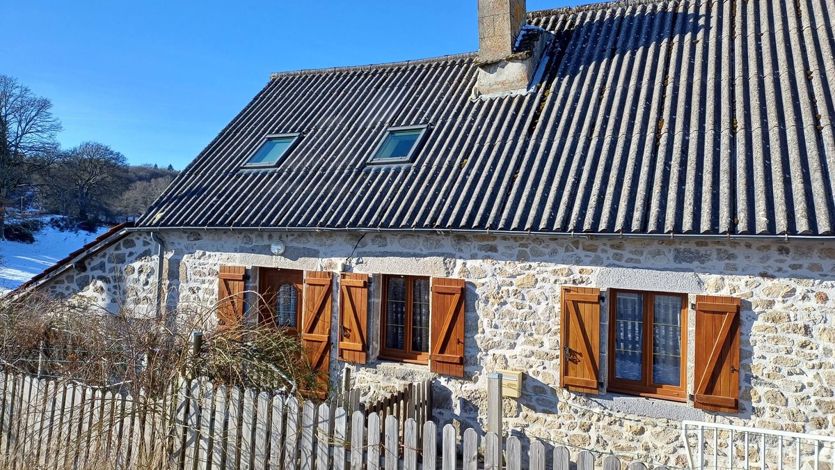 Saint-Oradoux-de-Chirouze Cottage | La Méouzine, gîte for 4 people, 5 minutes from the pond, pets welcome,