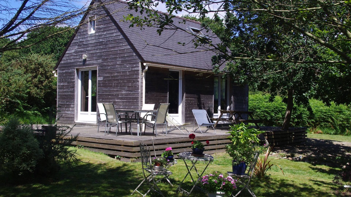 Roscanvel House | La Mer à pied, wooden house nestled in the countryside.