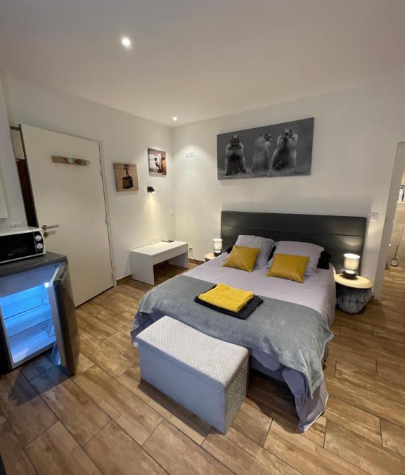Moutiers Apartment | la Montagnette les marmottes STUDIO maison en travaux de 10h a 17h