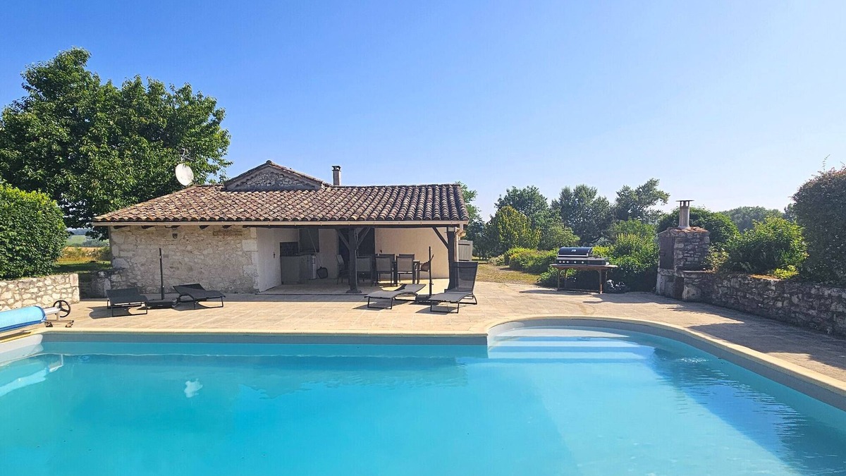 Monflanquin House | La Noisette, a family holiday home for 6 adults 2 children with private pool.