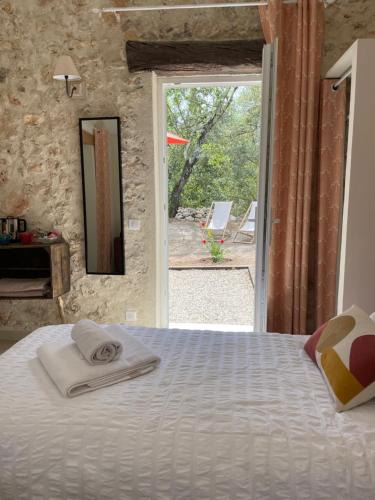 Saint-Antonin-du-Var Bed & Breakfast | La Parenthèse du Var - Chambre d'hôtes petits déjeuners inclus et terrasse ombragée