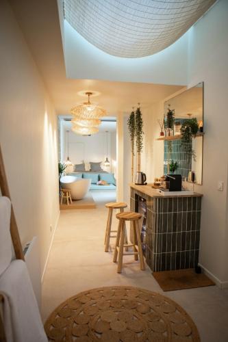 Lille Centre Ville Apartment | La Penida Suite avec Sauna & Baignoire Hyper Centre Lille