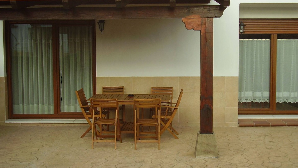 Viveda House | La pergola House with garden Barbecue and Porch