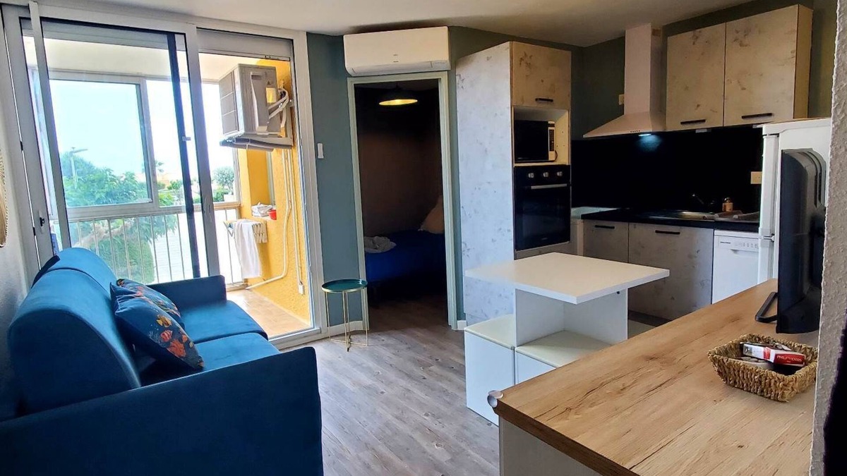 Saint-Pierre-la-Mer Apartment | 'La Perle D'eau" Appartement les Pieds Dans L'eau Entièrement Rénové