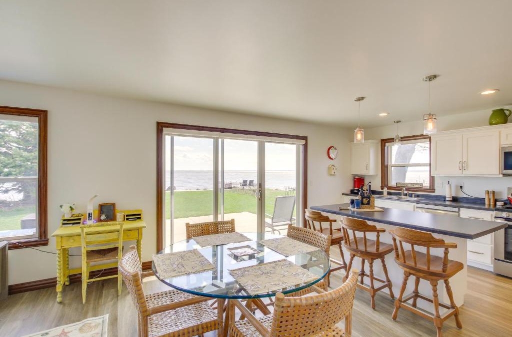 Oshkosh House | La Petit Maison - Lakefront Oshkosh Home!
