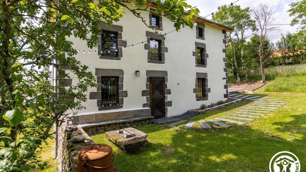 Loubeyrat House | La Pierre de Loubeyrat