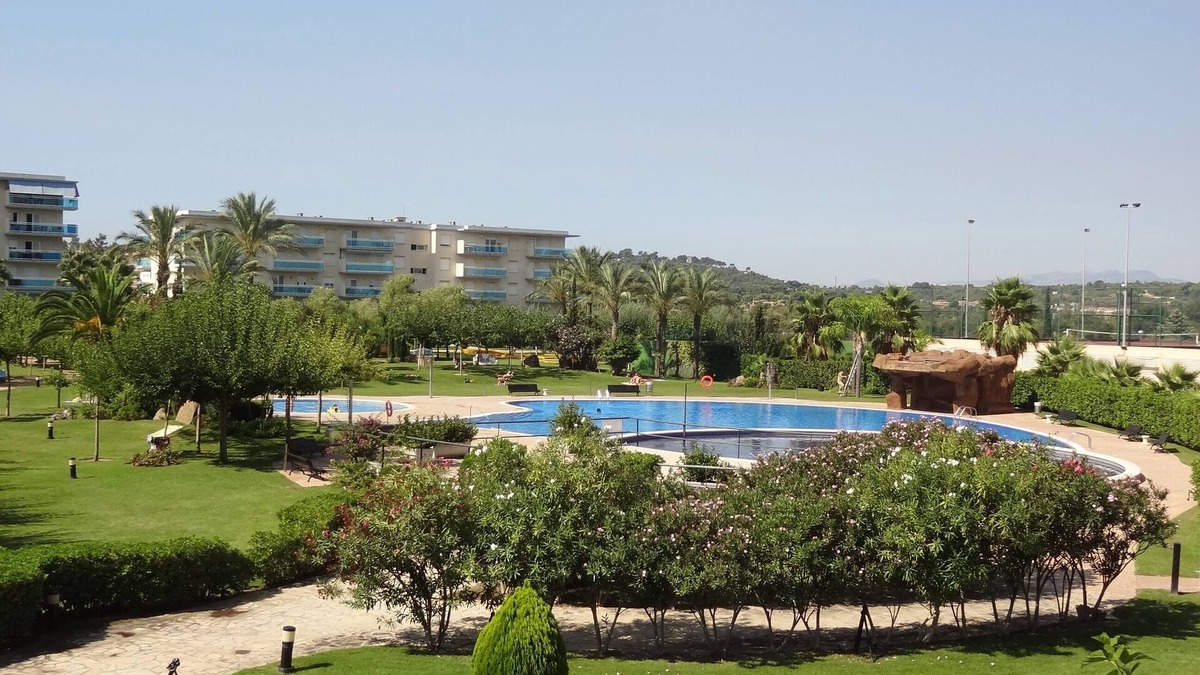 La Pineda Apartment | La Pineda: RESIDENTIAL APARTMENT. With pool, 200m Beach, Port Aventura, PADDLE, Mini golf, petanque, basketball, football .