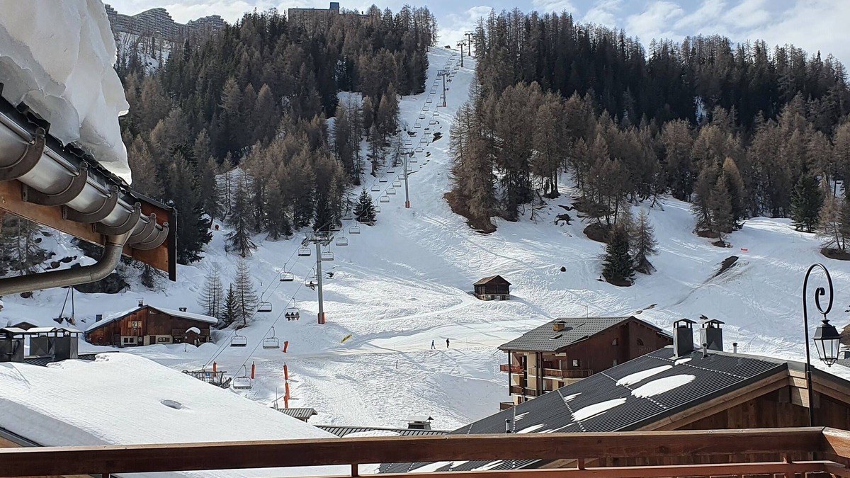 Plagne 1800 Ski Chalet | La Plagne 1800 Chalet sleeps 10 close to slopes and lifts.