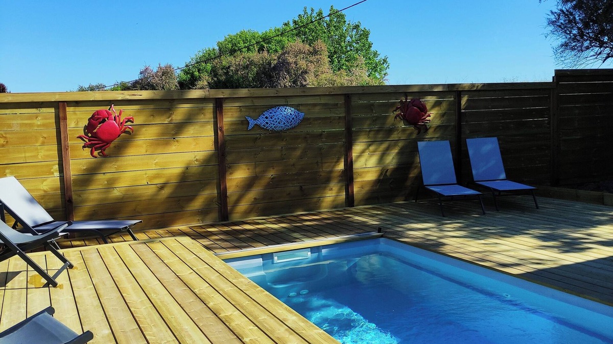 Saint-Vivien-de-Medoc Villa | "La Pointe Pescade" fishermen's hut facing the estuary, swimming pool, air conditioning.