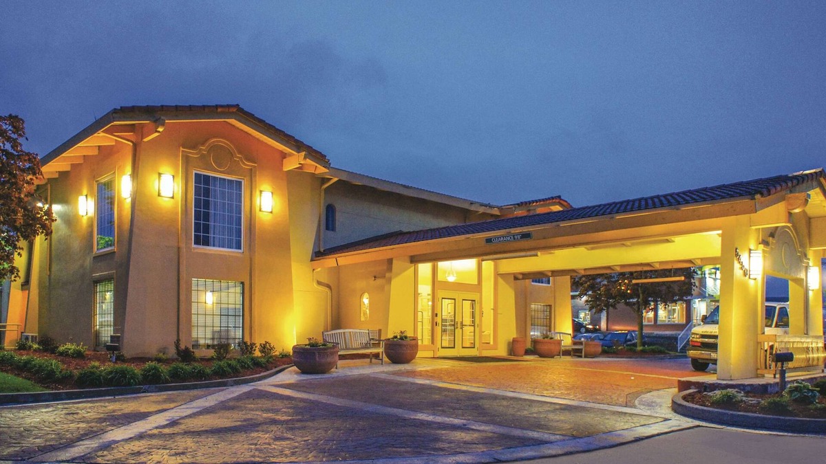 Quad Cities Hotel | La Quinta Inn by Wyndham Moline Airport