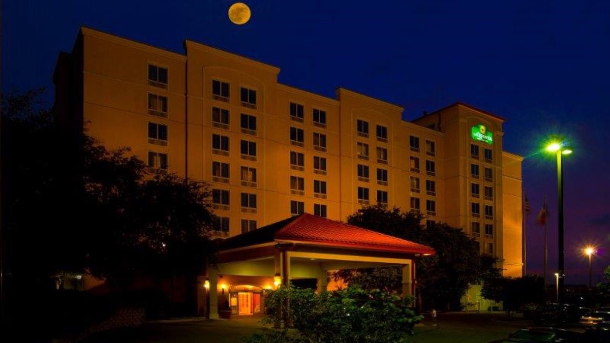 Medical Center District Hotel | La Quinta Inn & Suites by Wyndham San Antonio Medical Ctr NW
