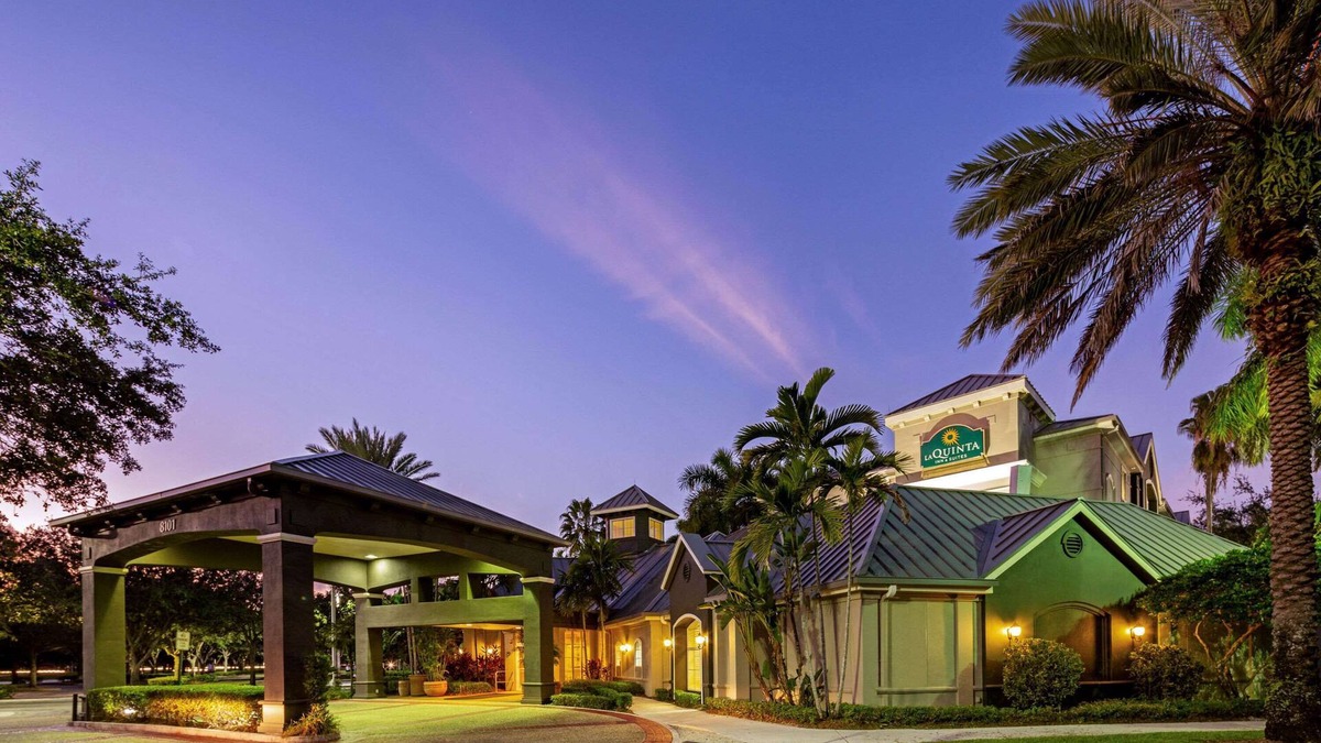 Plantation Hotel | La Quinta Inn & Suites by Wyndham Ft. Lauderdale Plantation