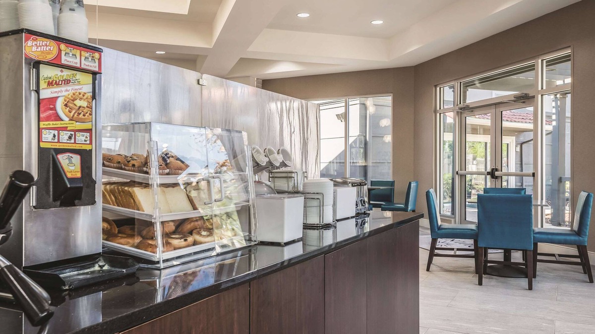 Lake Mary Hotel | La Quinta Inn & Suites by Wyndham Orlando Lake Mary