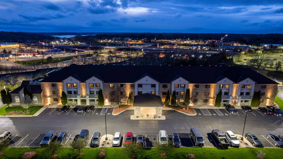 Delafield Hotel | La Quinta Inn & Suites by Wyndham Milwaukee Delafield