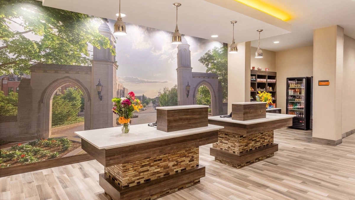 Bloomington Hotel | La Quinta Inn & Suites by Wyndham Bloomington