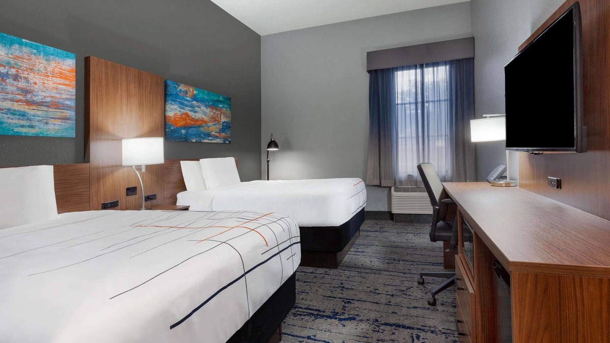 Fossil Park Hotel | La Quinta Inn & Suites by Wyndham St. Petersburg Northeast