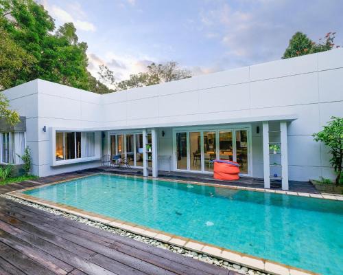 West Manggarai Villa | La Quoriena Botanical Villa & Cafe'