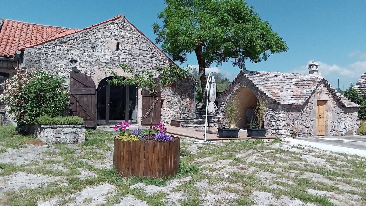 Saint-Andre-de-Vezines House | LA REMISE, small house in the heart of an old farmhouse
