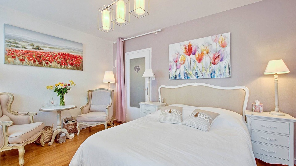 Les Poulettes Apartment | “La Romance”: voluptuous and cozy! - Air conditioning and free/secure parking!