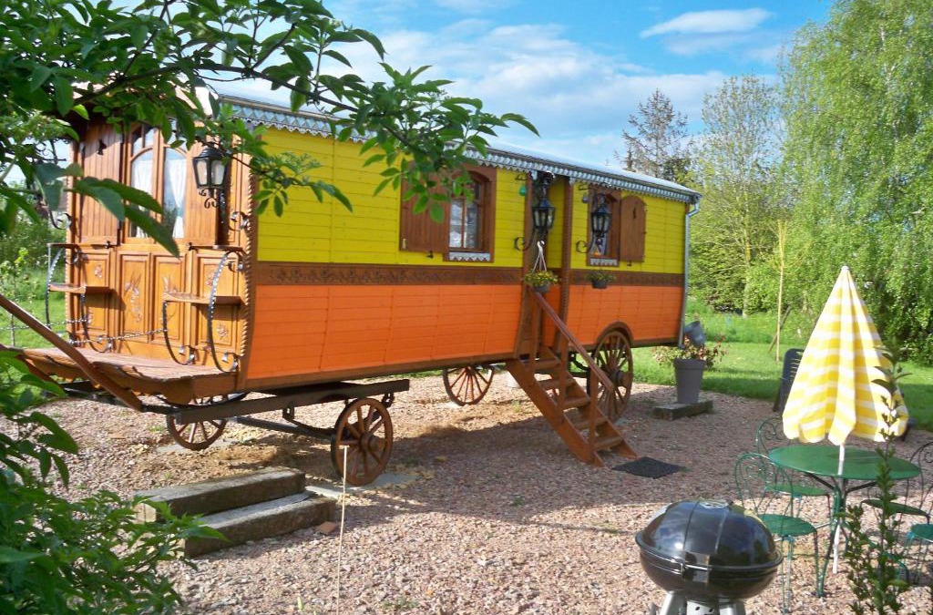La Hoguette Bed & Breakfast | La roulotte de Pommette et Billy - Larès