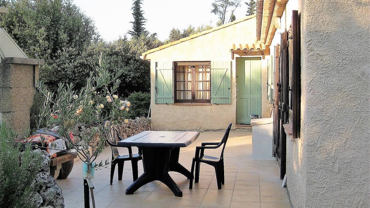 Sillans-la Cascade Villa | La Sauvergine family villa sleeps 7 with private pool, set in enclosed grounds.