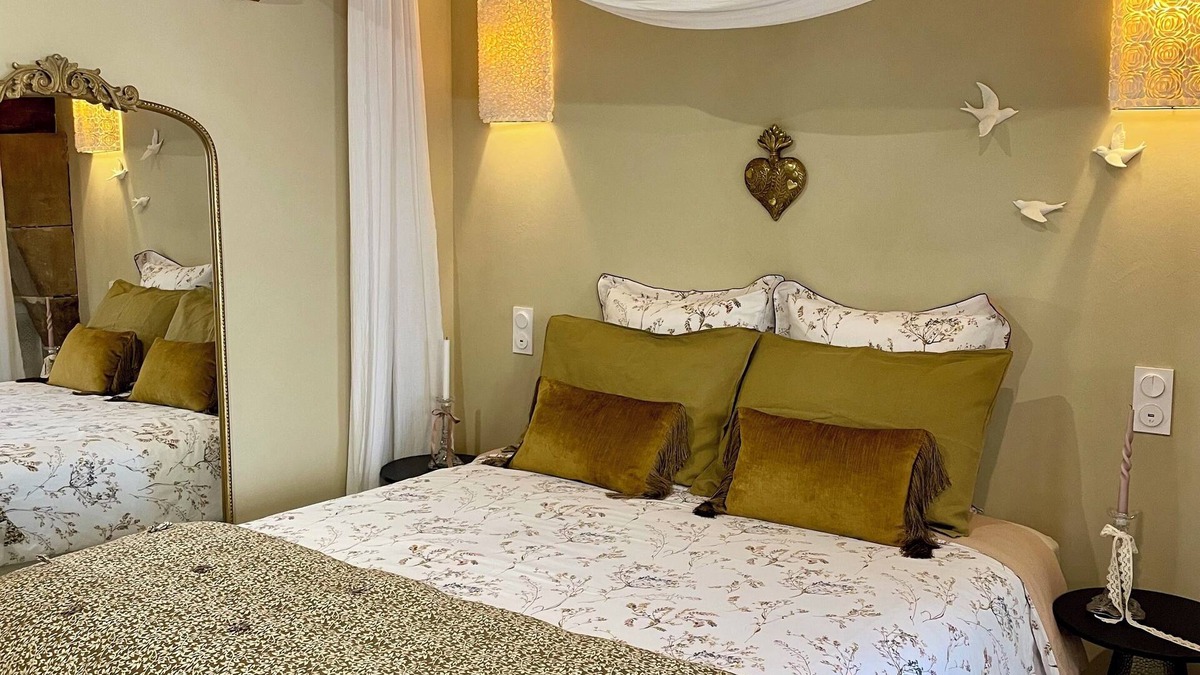Saint-Paul-les-Romans Apartment | La Suite Drômoise 1809 Country chic accommodation with Spa bath