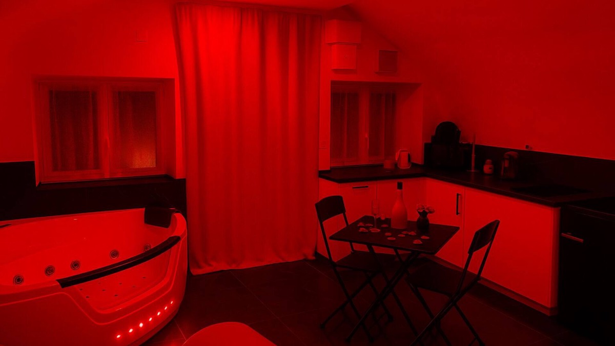 Bouc-Bel-Air House | La suite miroir, La suite miroir, love room with jacuzzi between Aix and Marseille.