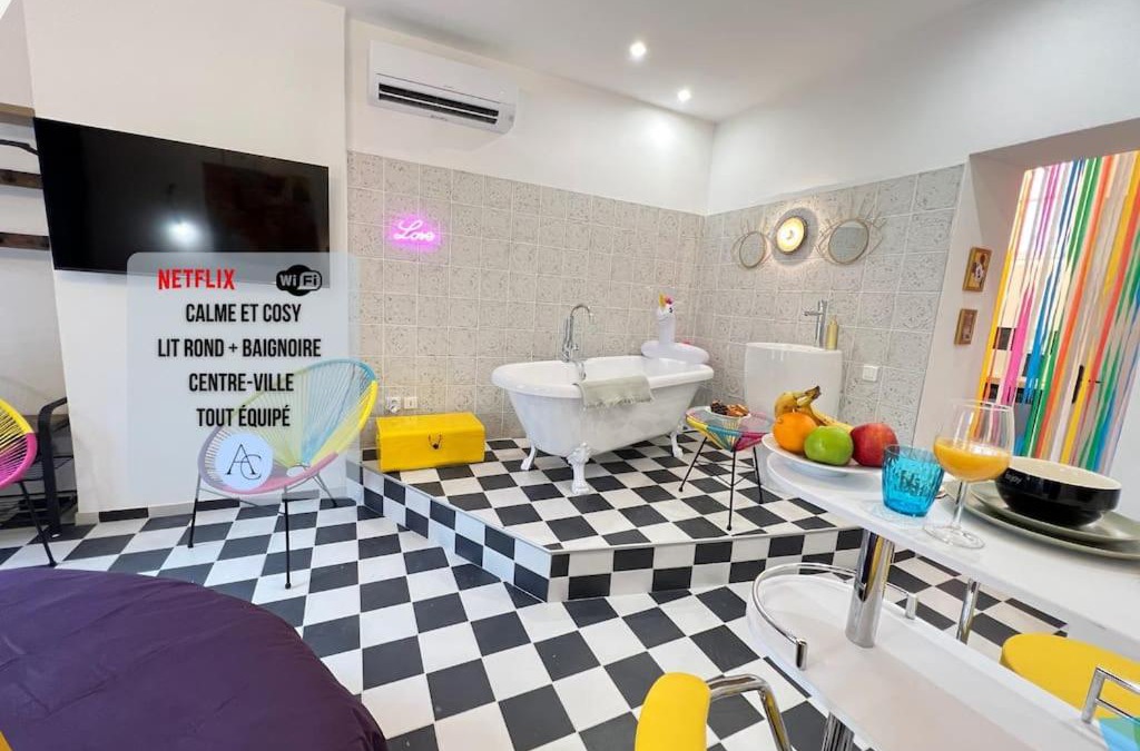 Le Camas Apartment | La Suite PopArt - Baignoire - Lit Rond