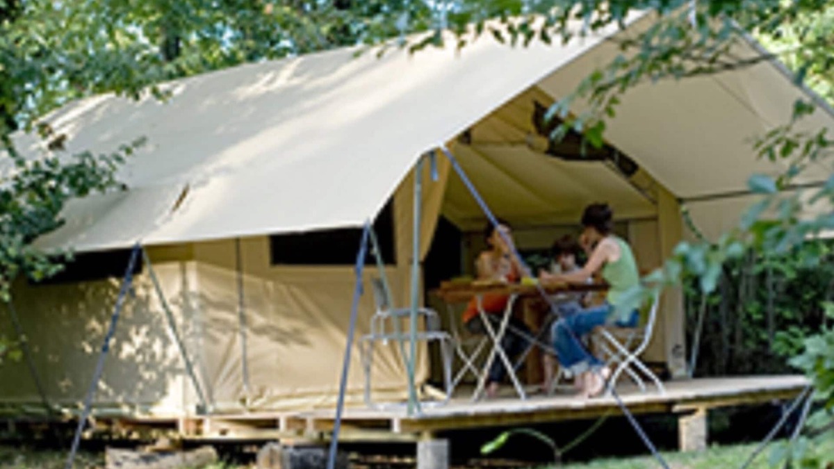 Dardilly RV Rental | La tente Toile & Bois Classic V - Up to 5 people - 25 m² numero 6