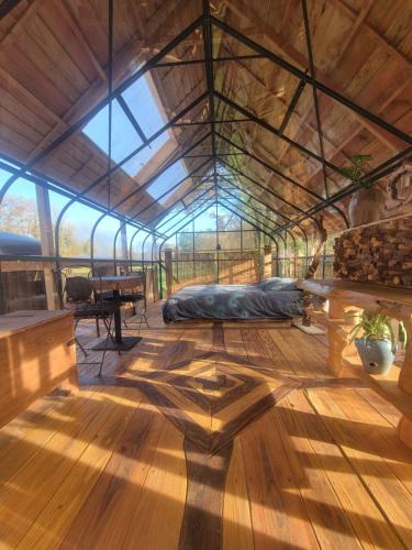 Saint-Sulpice-les-Feuilles Cabin | La terre du milieu 87