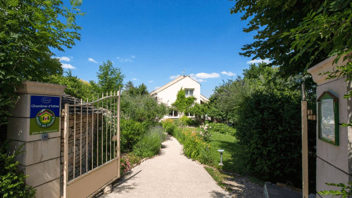 Beaune House | La Terre d'Or is ideally located on the hills of Beaune, in the heart of Burgund