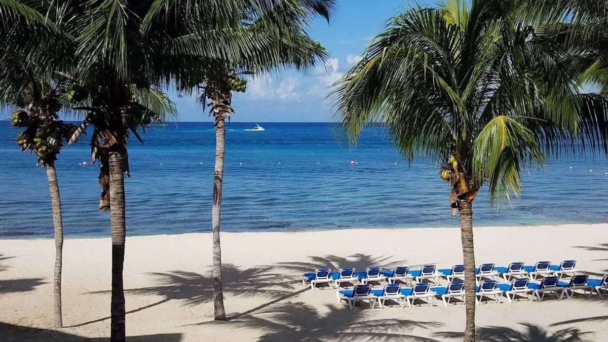 Costa Maya Condo | La Tortuga del Mar 5230 Beachfront 1 BR; breathtaking views of the Caribbean!