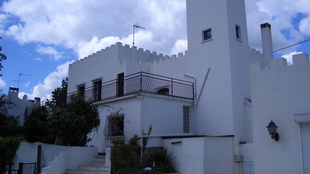 Saulx-les-Chartreux House | La Tour Prends Garde: Large character property with guest house and swimming pool