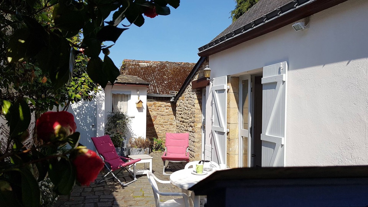 Arradon House | La Traversière enclosed outdoor area, beach 600m, shops 100m,wifi