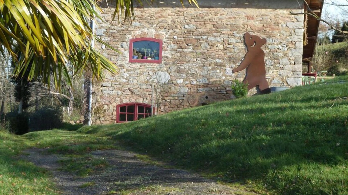 Larbont House | La Tutte de l'Ours, a bright house surrounded by nature.
