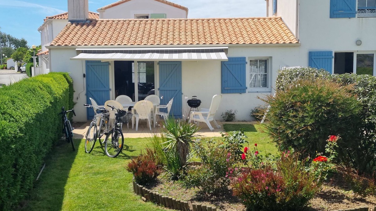 La Faute-sur-Mer House | "La Vendéenne" single-storey house in residence with swimming pool, near beach.