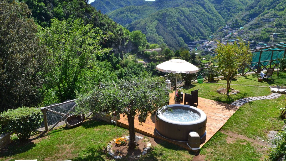 Pucara Apartment | La Vigna - comfortable loft with outdoor hot tub surrounded by lemon gardens