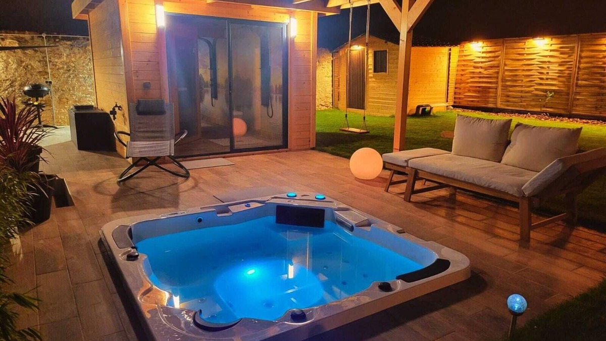 Montigny-Lencoup Villa | La Villa Aliénor - Spa and Cineroom