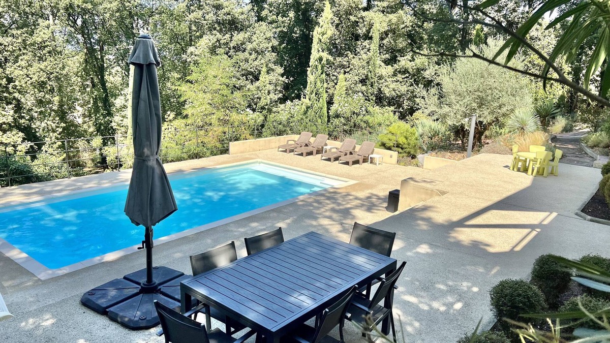 Chateauneuf-du-Rhone Villa | La Villa des Chênes, en Forêt Avec Piscine Privée