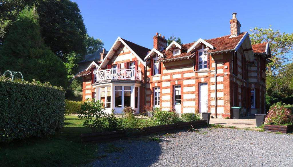 Cricqueboeuf Bed & Breakfast | La Villa des Rosiers