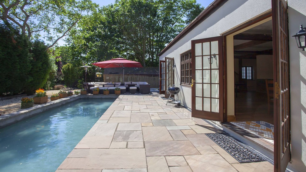 Olveston Villa | "La Villa Olli"-Natural Pool & Hot Tub