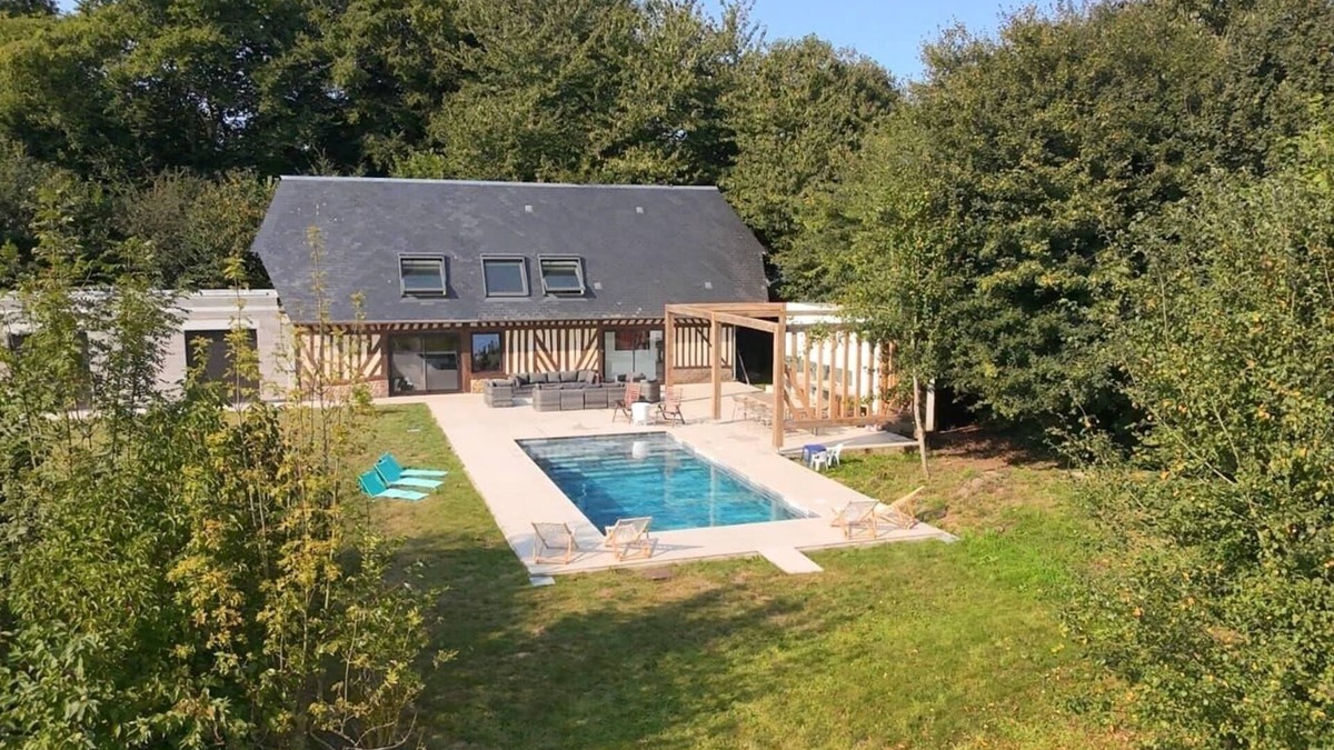 La Lande-Saint-Leger Villa | La Villa Saint-Léger - 5 Bedrooms - Swimming pool - garden