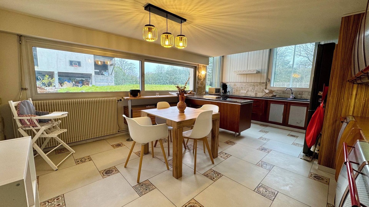 Belleville-sur-Vie Villa | La Villa - Swimming pool - Billiards