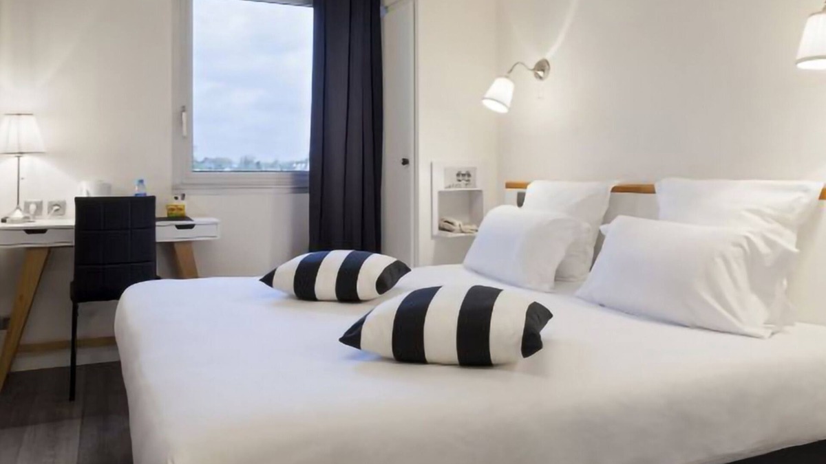 Rosporden Hotel | La Voile Rouge