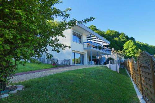 Bilieu Apartment | LAC CASA 60' Sixties-style flat with terrace overlooking the lake 300 m