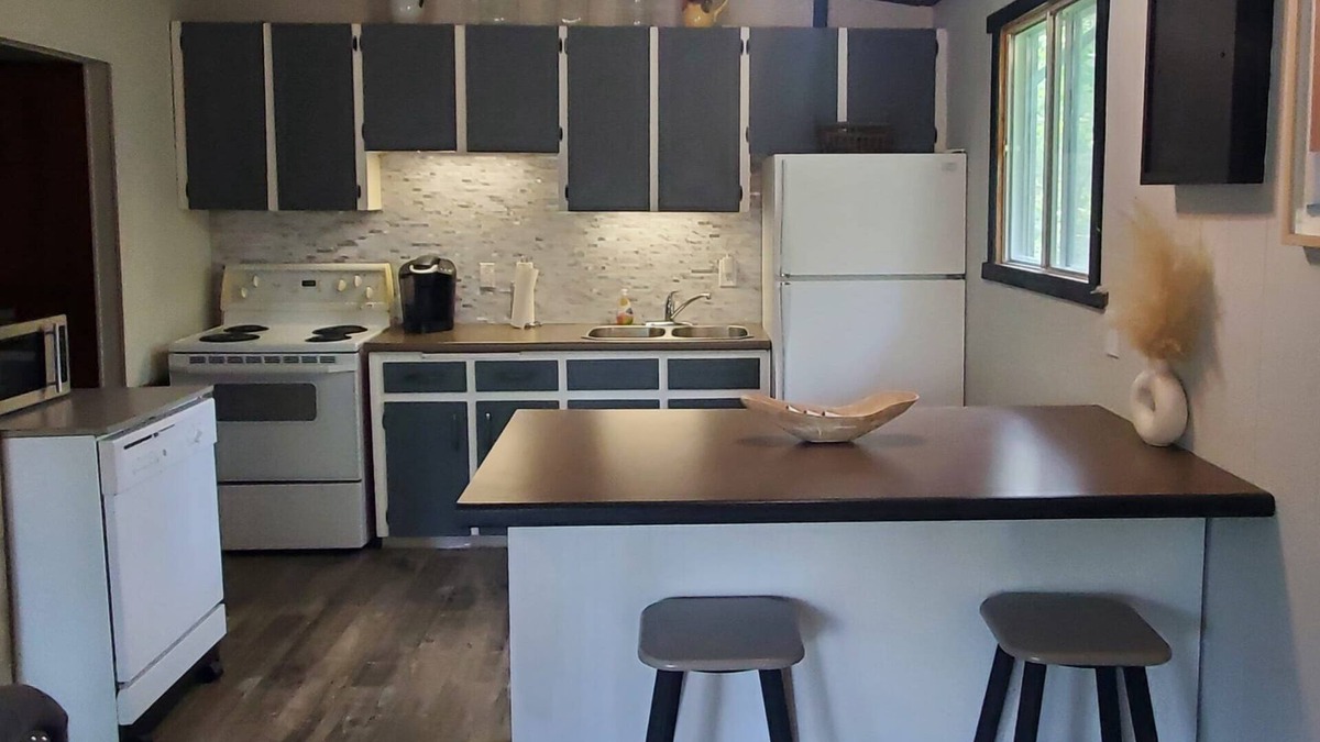 Lac du Bonnet Cabin | LAC DU BONNET COTTAGE FOR RENT - NEWLY RENOVATED!