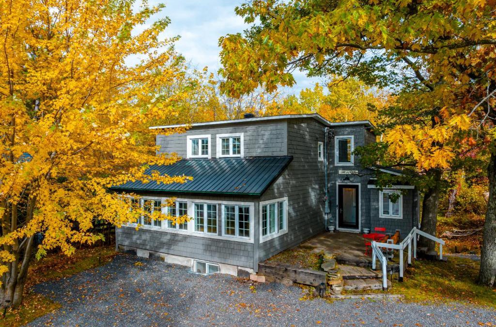 Lac-Brome Villa | lacbrome Chalet lake+Terrasse+BBQ+Hot-tub