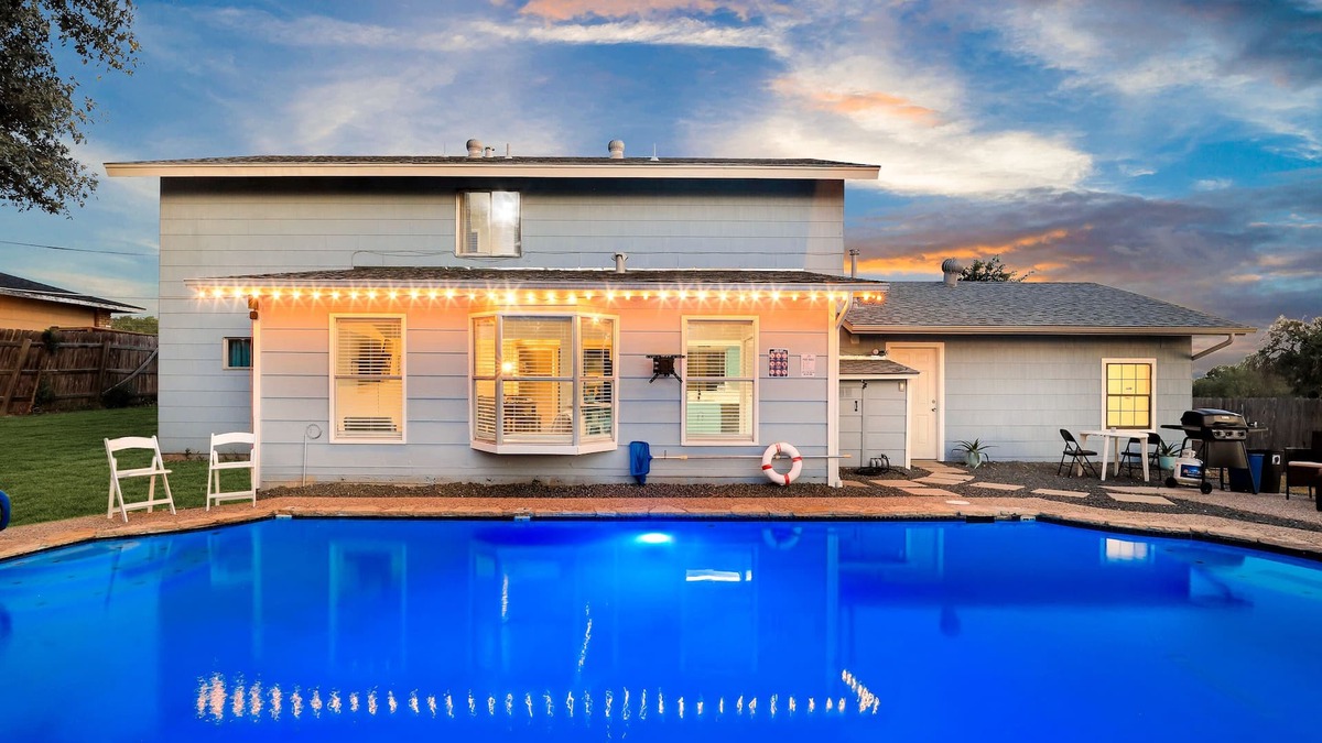 Southside House | Lackland Pool House 4 minutes from Lackland AFB