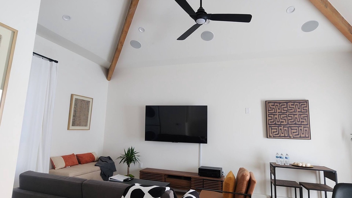 Ladera Heights Apartment | Ladera Heights Retreat, close to LAX, SOFI and the beach, centrally located.